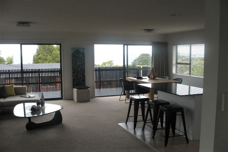 Photo of property in 2/33 Montgomery Avenue, Rothesay Bay, Auckland, 0630