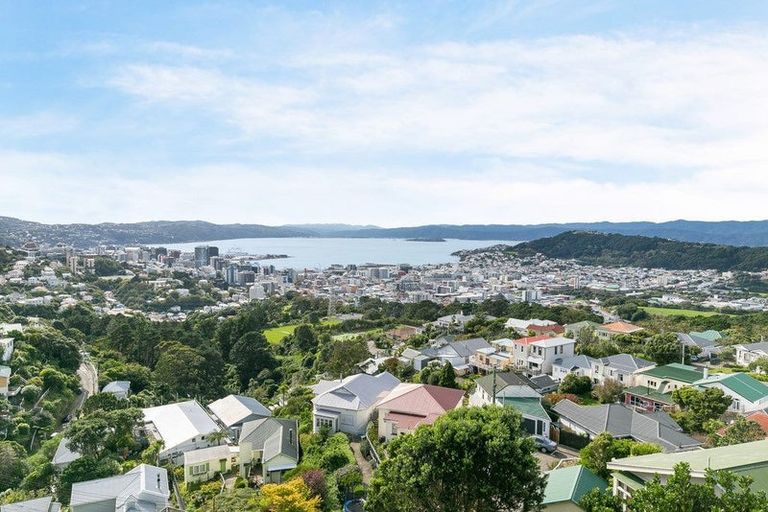 Photo of property in 26 Apuka Street, Brooklyn, Wellington, 6021