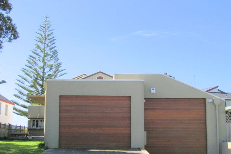 Photo of property in 129 Karewa Parade, Papamoa Beach, Papamoa, 3118