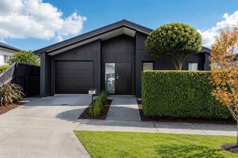 Photo of property in 38 Lumbarda Drive, Kumeu, 0810