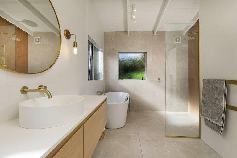 Photo of property in 5 Ngatira Road, Muriwai, Waimauku, 0881