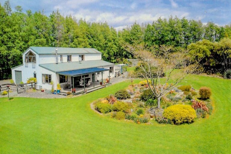 Photo of property in 370 Tararua Road, Levin, 5571