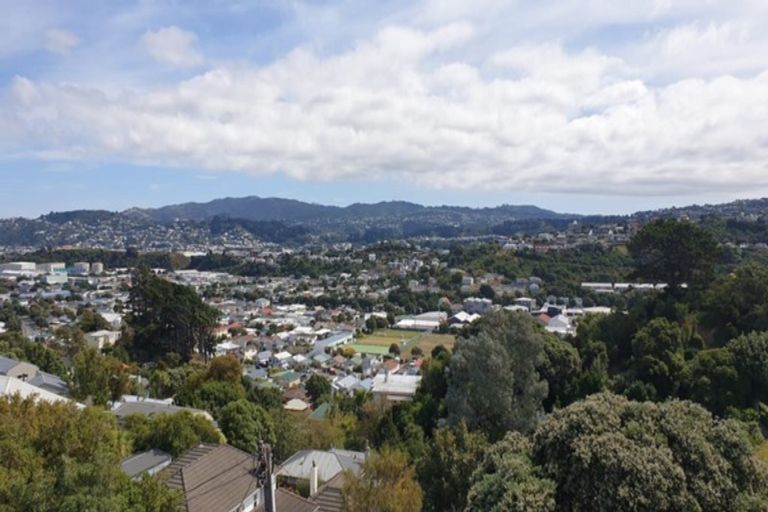 Photo of property in 24 Nevay Road, Karaka Bays, Wellington, 6022