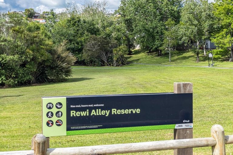 Photo of property in 50 Athena Drive, Totara Vale, Auckland, 0629