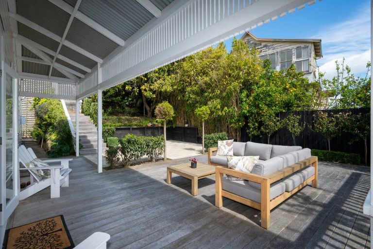 Photo of property in 12 Hadfield Terrace, Bluff Hill, Napier, 4110