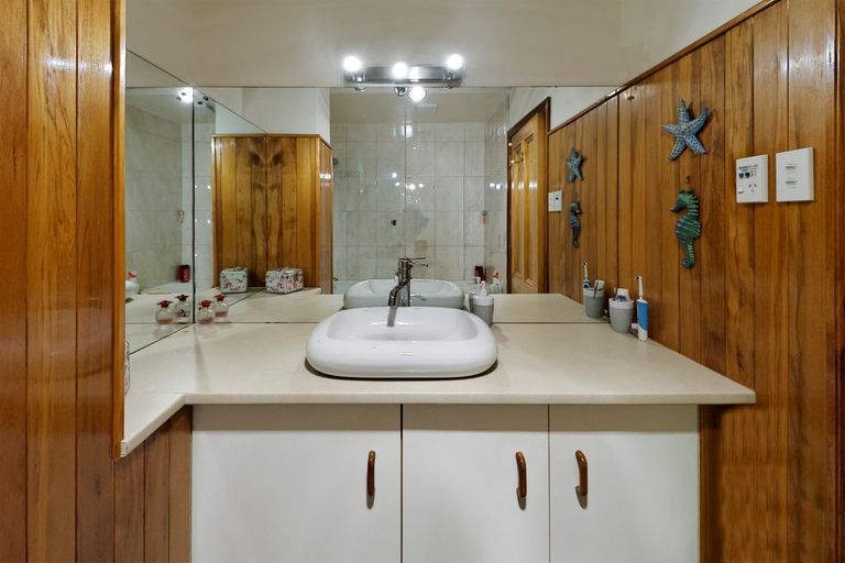 Photo of property in 16 Kauri Loop Road, Oratia, Auckland, 0604