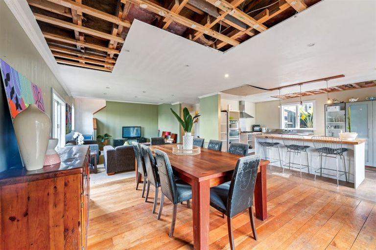 Photo of property in 10 Grendon Road, Titirangi, Auckland, 0604