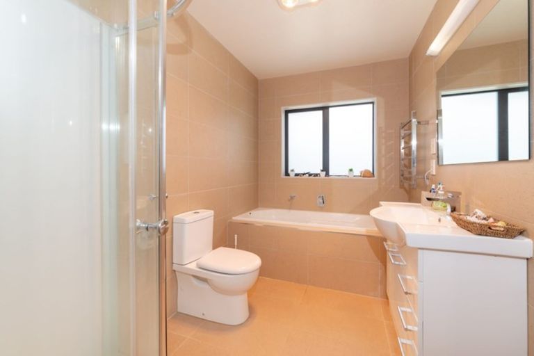 Photo of property in 16a Waione Avenue, Te Atatu Peninsula, Auckland, 0610