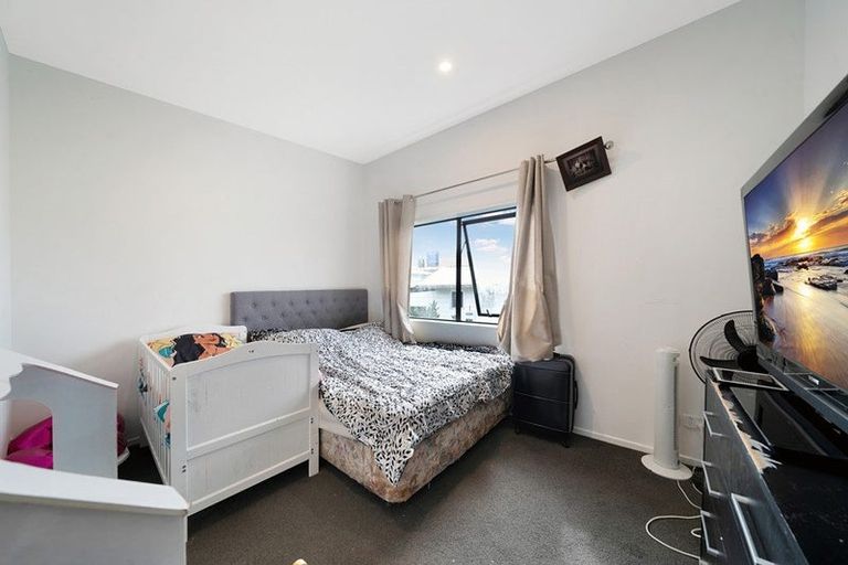 Photo of property in 4337c Great North Road, Glendene, Auckland, 0602