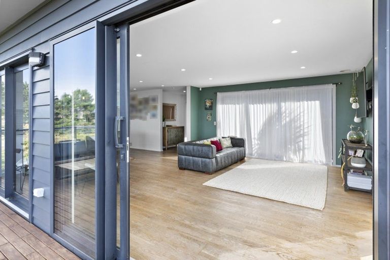 Photo of property in 16 Piper Way, Newlands, Wellington, 6037