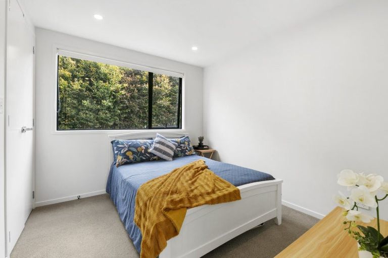 Photo of property in 3/37 Camelot Place, Glenfield, Auckland, 0629
