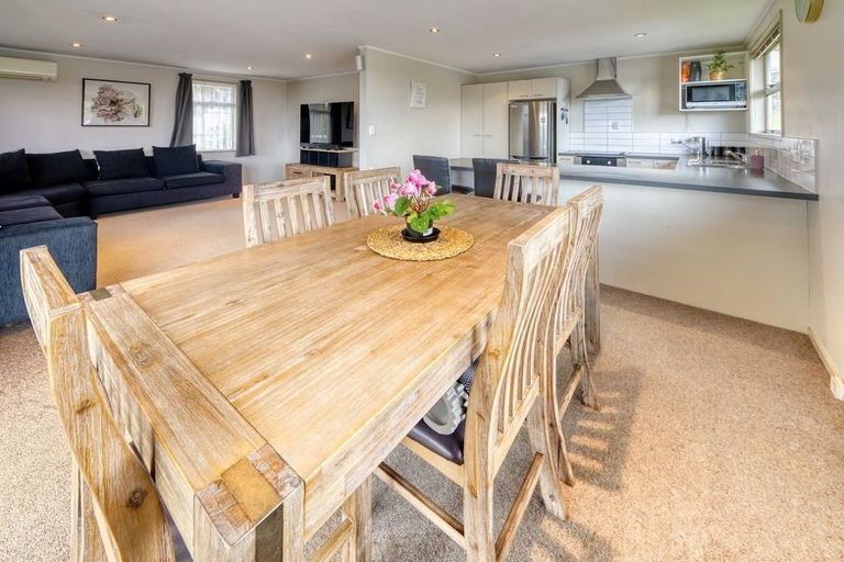 Photo of property in 32 Glenbervie Crescent, Massey, Auckland, 0614