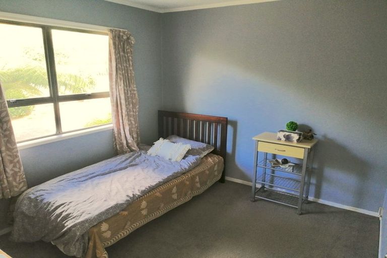 Photo of property in 109 Kemp Road, Massey, Auckland, 0614