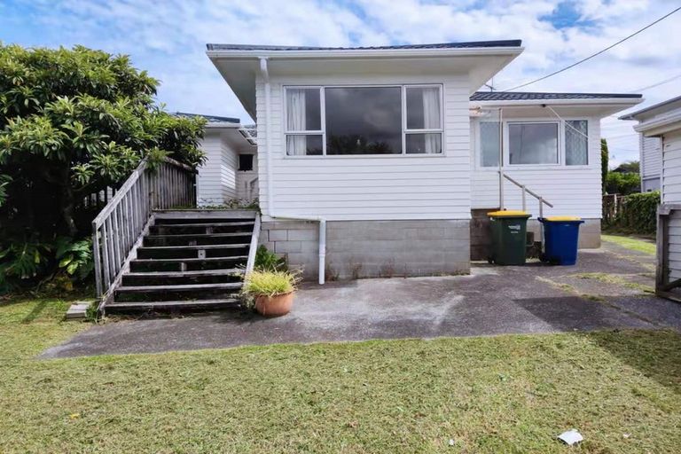 Photo of property in 35 Raleigh Road, Northcote, Auckland, 0627
