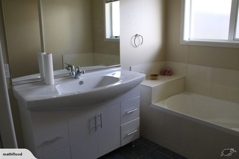 Photo of property in 4 Comber Place, Johnsonville, Wellington, 6037