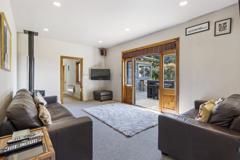 Photo of property in 9 Tawini Road, Titirangi, Auckland, 0604