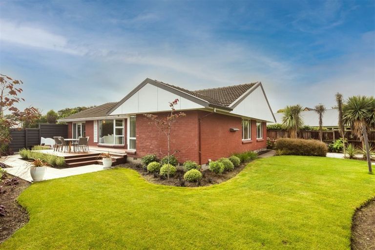 Photo of property in 8 Ladbrokes Place, Fendalton, Christchurch, 8052