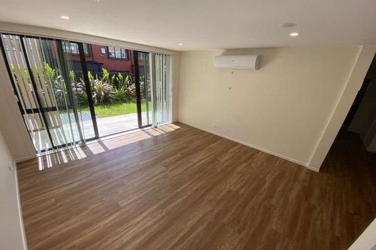 Photo of property in 1/7g Newelm Lane, Flat Bush, Auckland, 2019