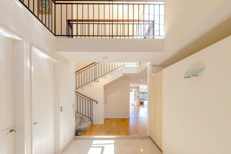 Photo of property in 40 Saint Andrews Square, Strowan, Christchurch, 8052