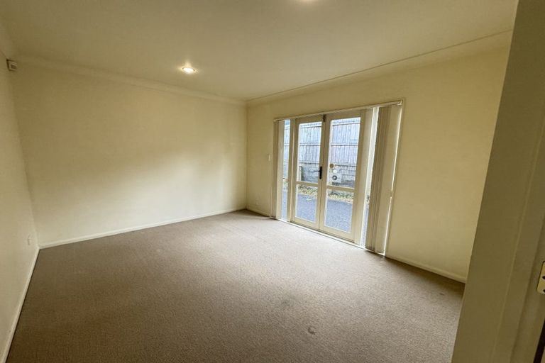 Photo of property in 4 Highgrove Lane, Totara Vale, Auckland, 0632