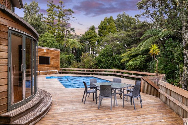 Photo of property in 922 West Coast Road, Waiatarua, Auckland, 0604