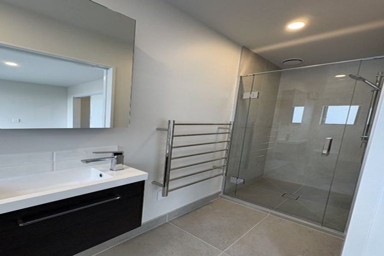 Photo of property in 2/79 Edmonton Road, Henderson, Auckland, 0612