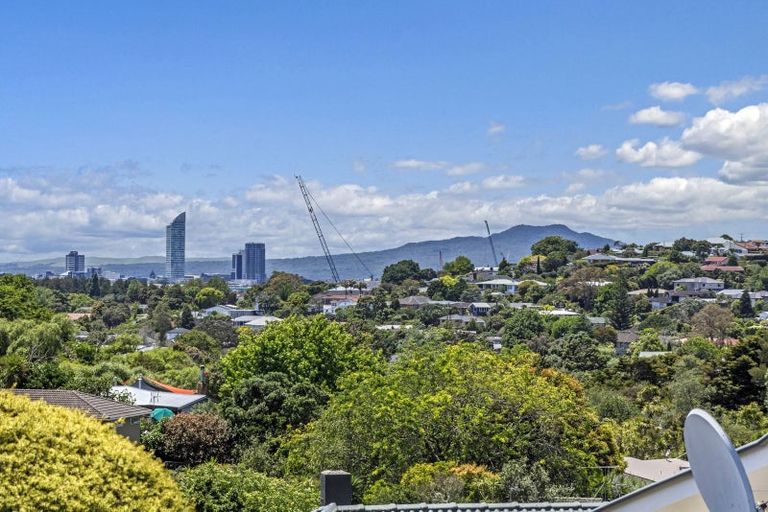 Photo of property in 32 Mcdowell Crescent, Hillcrest, Auckland, 0627