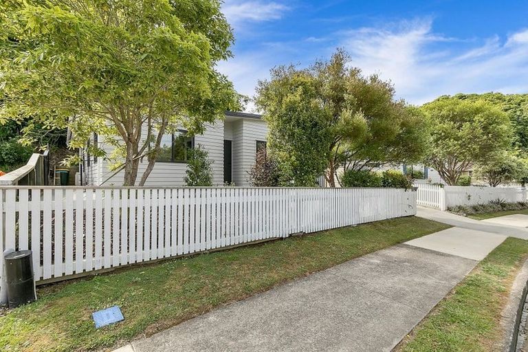 Photo of property in 104 Rangituhi Crescent, Takapuwahia, Porirua, 5022