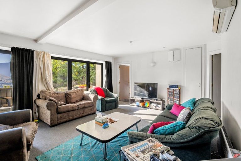 Photo of property in 6 Wynyard Crescent, Fernhill, Queenstown, 9300