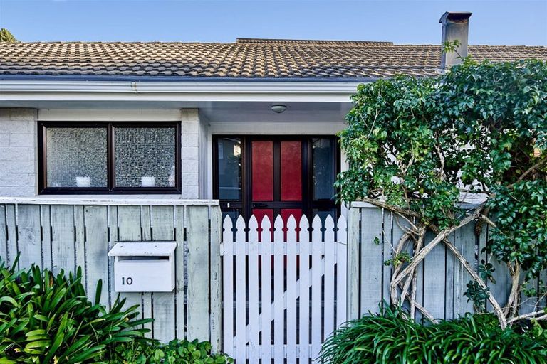 Photo of property in 10 Nikau Street, Eastbourne, Lower Hutt, 5013