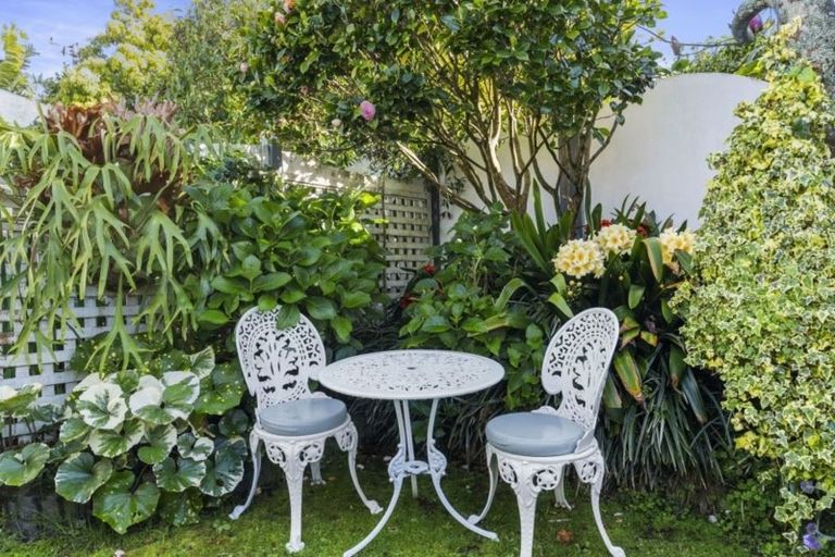 Photo of property in 1/290 East Coast Road, Forrest Hill, Auckland, 0620