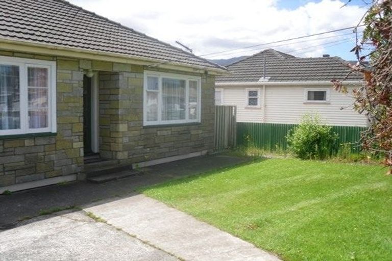 Photo of property in 33 Main Road, Wainuiomata, Lower Hutt, 5014