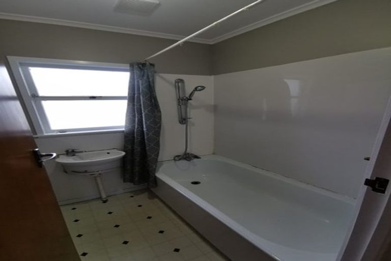 Photo of property in 2/34 Chartwell Avenue, Glenfield, Auckland, 0629