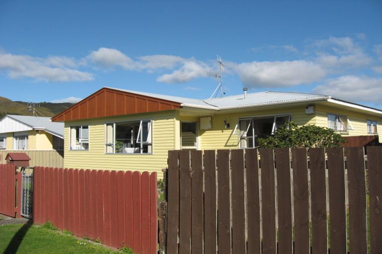 Photo of property in 10 Matthews Road, Wainuiomata, Lower Hutt, 5014