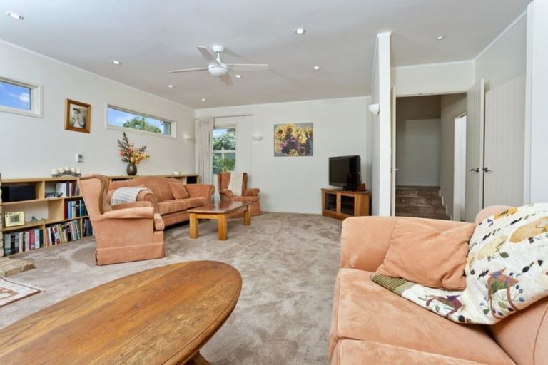 Photo of property in 547 Glenfield Road, Glenfield, Auckland, 0629