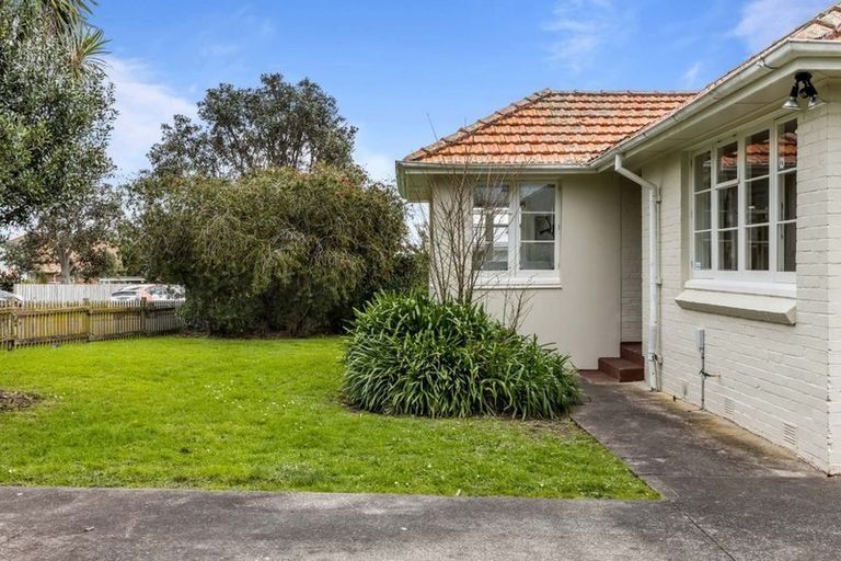 Photo of property in 35 Philomel Crescent, Bayswater, Auckland, 0622