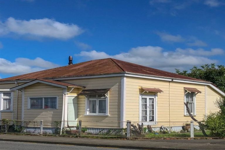 Photo of property in 1 Cadman Street, Dannevirke, 4930