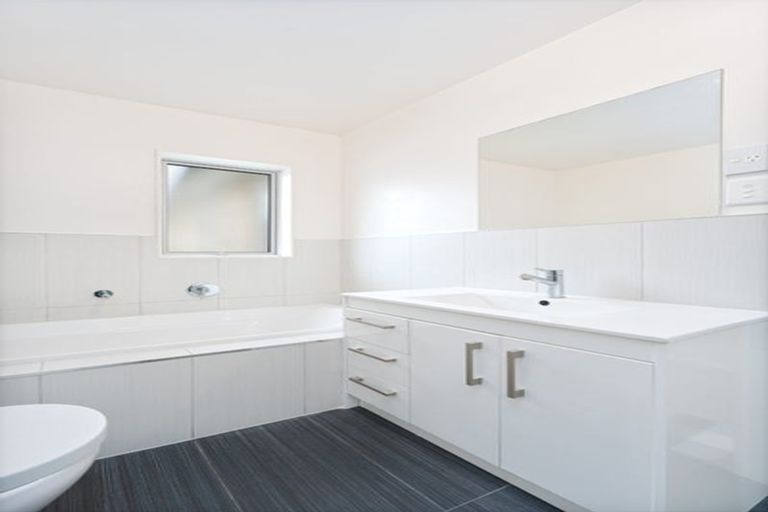 Photo of property in 5 Nirmal Place, Sunnyvale, Auckland, 0612