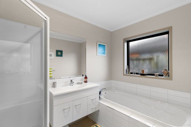 Photo of property in 102 Farringdon Avenue, Rototuna North, Hamilton, 3210