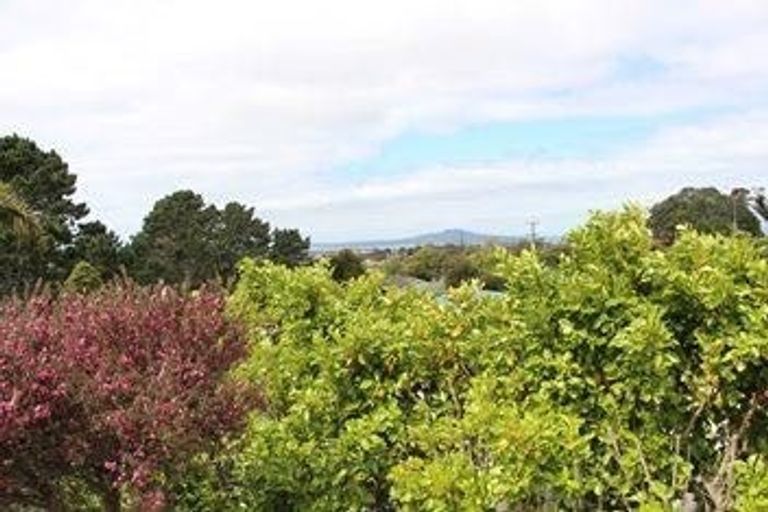 Photo of property in 583 Glenfield Road, Totara Vale, Auckland, 0629
