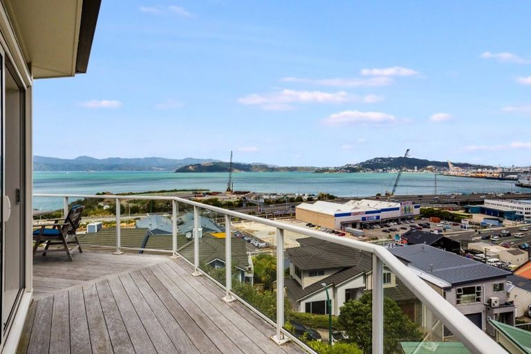 Photo of property in 11 Curnow Way, Kaiwharawhara, Wellington, 6035