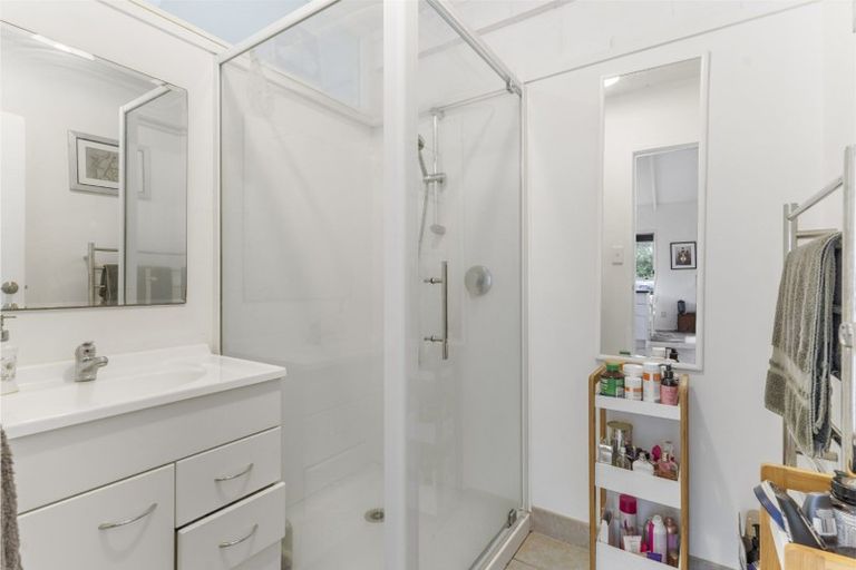 Photo of property in 2/32 Knightsbridge Drive, Forrest Hill, Auckland, 0620