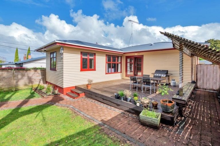 Photo of property in 1/46 Hillcrest Avenue, Hillcrest, Auckland, 0627