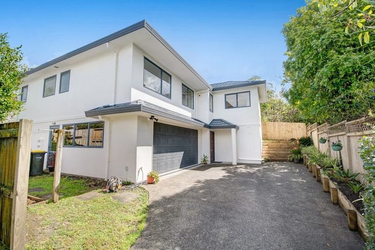 Photo of property in 2/9 Mossop Rise, Glenfield, Auckland, 0629