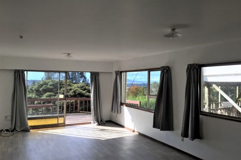 Photo of property in 637 Glenfield Road, Totara Vale, Auckland, 0629