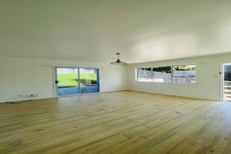 Photo of property in 1/17 Ayton Drive, Totara Vale, Auckland, 0629