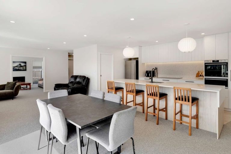 Photo of property in 1 Corsica Court, Fitzherbert, Palmerston North, 4410