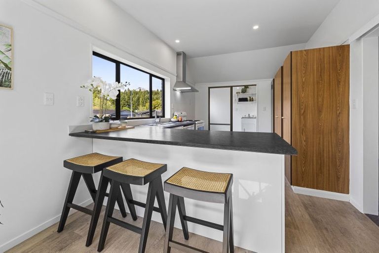 Photo of property in 1 Fairview Place, Westown, New Plymouth, 4310