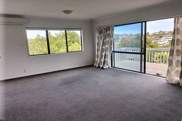 Photo of property in 1/84 Totaravale Drive, Totara Vale, Auckland, 0629