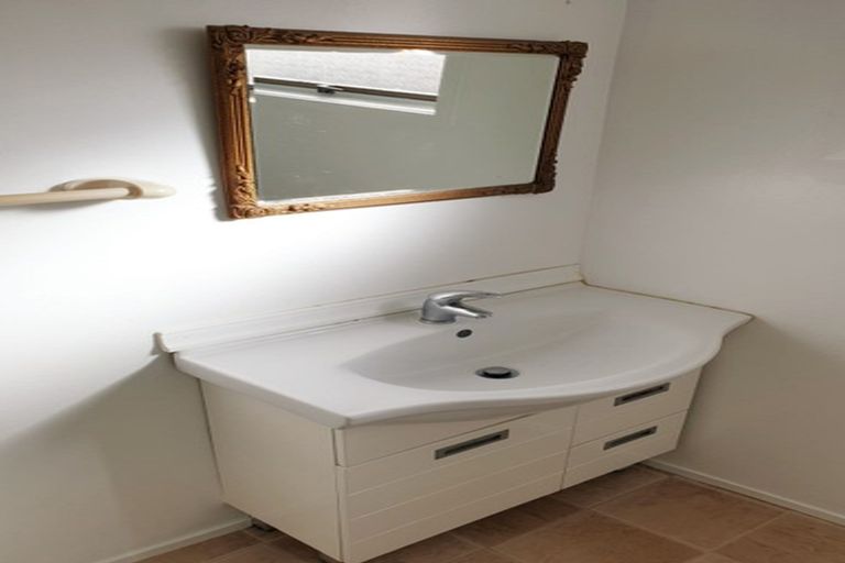 Photo of property in 1/856 East Coast Road, Northcross, Auckland, 0630